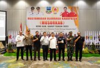 Bupati Garut, Rudy Gunawan, memberikan sambutan dalam acara Musorkab KONI Kabupaten Garut Tahun 2022, yang dilaksanakan di Ballroom Hotel Santika, Jalan Cipanas Baru, Kecamatan Tarogong Kaler, Kabupaten Garut, Rabu (16/3/2022.)