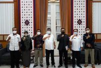Bupati Garut, Rudy Gunawan menerima kunjungan kerja Komisi Pemilihan Umum (KPU) Kabupaten Garut terkait sosialisasi Pemilihan Umum (Pemilu) tahun 2024, di Ruang Pamengkang, Kecamatan Garut Kota, Kabupaten Garut, Rabu (2/3/2022).
(Foto: Deni Septyan/ Diskominfo Garut)