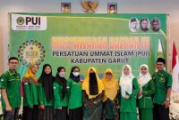 POTO BERSAMA. Ketua Umum Pemuda PUI Garut, Agus Nurjaman, S.Pd.I. poto bersama dengan Pemuda Pemudi dan Wanita PUI Garut usai pelaskanaan Musda Ke 3 PUI Garut, di Fave Hotel Garut, Minggu (27/3/2022)