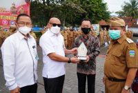 Perhutani KPH Garut menerima Plakat Penghargaan kategori Tertib Administrasi Progam BPJamsostek Tahun 2021 dari BPJS Ketenagakerjaan Cabang Garut. Plakat Penghargaan Itu diserahkan oleh Deputi Direktur BPJS Ketenagakerjaan Wilayah Jawa Barat Suwilwan Rachmat dan diterima oleh  Kepala Sub Seksi SDM dan Umum Teddy Saptarianto, Pada apel gabungan terbatas di Lapang Setda Garut, Senin (07/02/2022).