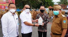 Perhutani KPH Garut menerima Plakat Penghargaan kategori Tertib Administrasi Progam BPJamsostek Tahun 2021 dari BPJS Ketenagakerjaan Cabang Garut. Plakat Penghargaan Itu diserahkan oleh Deputi Direktur BPJS Ketenagakerjaan Wilayah Jawa Barat Suwilwan Rachmat dan diterima oleh  Kepala Sub Seksi SDM dan Umum Teddy Saptarianto, Pada apel gabungan terbatas di Lapang Setda Garut, Senin (07/02/2022).