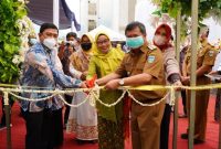 PERSEMIAN. Bupati Garut Rudi Ganawan bersama Rektor Universitas Garut Dr. Ir. H. Abdusy Syakur Amin, M.Eng. saat peresmian Masjid Al-Hamdani yang berlokasi di Kampus 4 Universitas Garut, Jalan Terusan Pahlawan, Kecamatan Tarogong Kidul, Senin (21/3/2022).