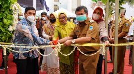PERSEMIAN. Bupati Garut Rudi Ganawan bersama Rektor Universitas Garut Dr. Ir. H. Abdusy Syakur Amin, M.Eng. saat peresmian Masjid Al-Hamdani yang berlokasi di Kampus 4 Universitas Garut, Jalan Terusan Pahlawan, Kecamatan Tarogong Kidul, Senin (21/3/2022).