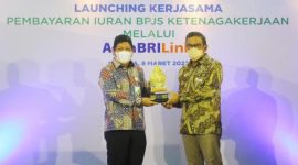 Direktur Kepesertaan BPJAMSOSTEK Zainudin (kiri) berfoto bersama dengan Direktur Bisnis Wholesale dan Kelembagaan Bank BRI Agus Noorsanto usal Launcing kerjasama pembayaran luran BPJS Ketenagakerjaan melalui Agen BRILink di Jakarta Selasa (8/2).