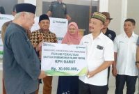 Administratur KPH Garut Nugraha menyerahkan Bantuan TJSL Senilai Rp. 30 juta kepada Ketua Pelaksana pembangunan Islamic Centre KH. Hasan Basyari, Jalan Cilaut Pameungpeuk Kabupaten Garut, Senin (18/04/2022).