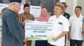 Administratur KPH Garut Nugraha menyerahkan Bantuan TJSL Senilai Rp. 30 juta kepada Ketua Pelaksana pembangunan Islamic Centre KH. Hasan Basyari, Jalan Cilaut Pameungpeuk Kabupaten Garut, Senin (18/04/2022).