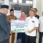 Administratur KPH Garut Nugraha menyerahkan Bantuan TJSL Senilai Rp. 30 juta kepada Ketua Pelaksana pembangunan Islamic Centre KH. Hasan Basyari, Jalan Cilaut Pameungpeuk Kabupaten Garut, Senin (18/04/2022).