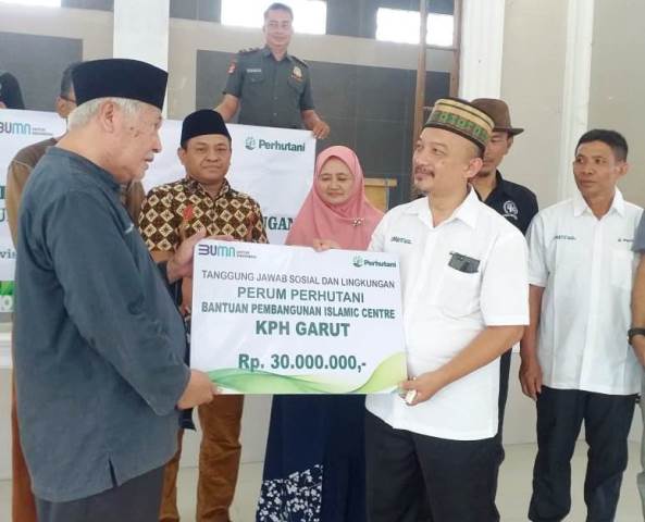 Administratur KPH Garut Nugraha menyerahkan Bantuan TJSL Senilai Rp. 30 juta kepada Ketua Pelaksana pembangunan Islamic Centre KH. Hasan Basyari, Jalan Cilaut Pameungpeuk Kabupaten Garut, Senin (18/04/2022).