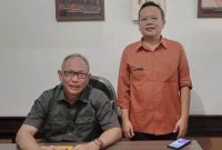 Kepala Dinas Penanaman Modal dan Pelayanan Terpadu Satu Pintu (DPMPTSP) Kabupaten Garut Drs. Wahyudijaya, M.Si. (berkacamata) bersama Kepala Bidang Penanaman Modal, Dinas Penanaman Modal dan Pelayanan Terpadu Satu Pintu (DPMPTSP) Kabupaten Garut Heri Hermansyah S.Sos., MAP., ME., usai memberikan kerteangan terkait OSS RBA di Kantor DPMPTSP Jalan Patriot Nomor 3, Sukagalih, Kecamatan Tarogong Kidul. Selasa (12/3/2022).