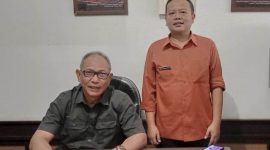 Kepala Dinas Penanaman Modal dan Pelayanan Terpadu Satu Pintu (DPMPTSP) Kabupaten Garut Drs. Wahyudijaya, M.Si. (berkacamata) bersama Kepala Bidang Penanaman Modal, Dinas Penanaman Modal dan Pelayanan Terpadu Satu Pintu (DPMPTSP) Kabupaten Garut Heri Hermansyah S.Sos., MAP., ME.,  usai memberikan kerteangan terkait OSS RBA di Kantor DPMPTSP Jalan Patriot Nomor 3, Sukagalih, Kecamatan Tarogong Kidul. Selasa (12/3/2022).