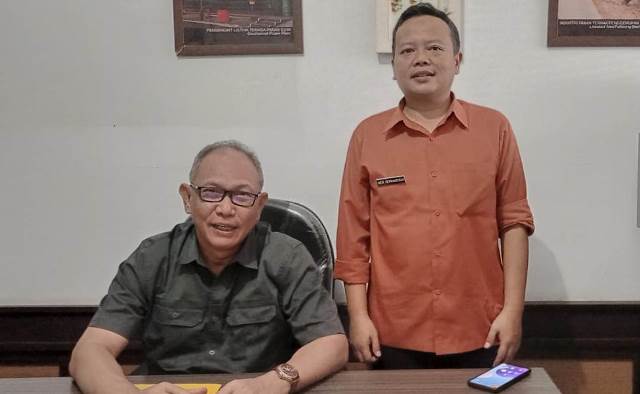 Kepala Dinas Penanaman Modal dan Pelayanan Terpadu Satu Pintu (DPMPTSP) Kabupaten Garut Drs. Wahyudijaya, M.Si. (berkacamata) bersama Kepala Bidang Penanaman Modal, Dinas Penanaman Modal dan Pelayanan Terpadu Satu Pintu (DPMPTSP) Kabupaten Garut Heri Hermansyah S.Sos., MAP., ME.,  usai memberikan kerteangan terkait OSS RBA di Kantor DPMPTSP Jalan Patriot Nomor 3, Sukagalih, Kecamatan Tarogong Kidul. Selasa (12/3/2022).