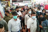 Bupati Garut Rudy Gunawan bersama Direktur Utama Garut Plaza H Mahmudin Ch meninjau Transaksi Jual beli di Garut Plaza