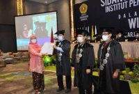 Penyerahan Dokumen Audit Akutan Publik  dengan hasil Wajar Tanpa Pengecualian (WTP) dari Kantor Akuntan Publik Sabar dan Rekan kepada  Rektor Institut Pendidikan Indonesia (IPI) Garut pada pelaksanaan kegiatan Wisuda di Institut Pendidikan Indonesia (IPI) Garut