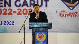 SAMBUTAN. KONI Kabupaten Garut, Dr, Ir. Abdusy Syakur Amin, M. Eng saat membrikan sambutan usai dilantik Priode kedua masa jabatan 2022 – 2026, di Sarana Olahraga (SOR) Adiwijaya, Jalan Proklamasi, Kecamatan Tarogong Kidul, Kabupaten Garut, Rabu (13/4/2022).