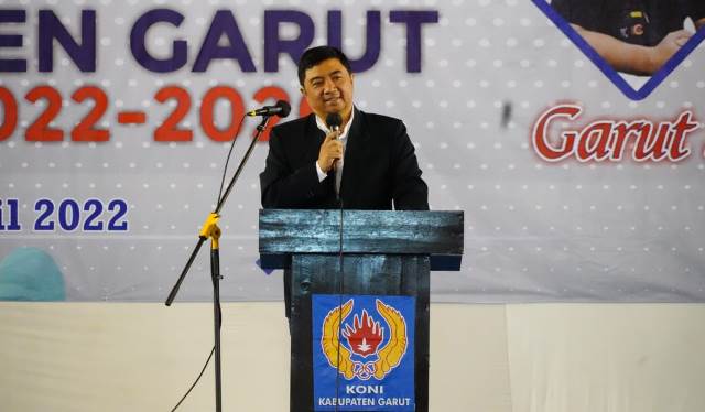 SAMBUTAN. KONI Kabupaten Garut, Dr, Ir. Abdusy Syakur Amin, M. Eng saat membrikan sambutan usai dilantik Priode kedua masa jabatan 2022 – 2026, di Sarana Olahraga (SOR) Adiwijaya, Jalan Proklamasi, Kecamatan Tarogong Kidul, Kabupaten Garut, Rabu (13/4/2022).