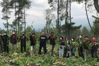 Perhutani  (KPH) Garut  bersama Himakom Uniga  melakukan penanaman pohon 