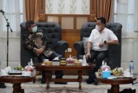 Bupati Garut, Rudy Gunawan, menerima kunjungan kerja rombongan dari Ditjen PDSPK Kementerian Kelautan dan Perikanan RI di Ruang Pamengkang, Kecamatan Garut Kota, Kabupaten Garut, Sabtu (14/5/2022). (Foto : Deni Seftiana/Anggana Mulia Karsa/M. Azi Zulhakim/Diskominfo Garut) *Caption 2 :*
Kadiskanak Garut, Sofyan Yani, dan Direktur Pemasaran Ditjen PDSPKP Kementerian Kelautan dan Perikanan RI, Erwin Dwiyana, meninjau kondisi terkini Pasar Ikan Tarogong yang berlokasi di Jalan Otista, Kecamatan Tarogong Kaler, Kabupaten Garut, Sabtu (14/5/2022).
