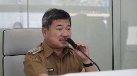 Bupati Garut, Rudy Gunawan menyampaikan hal terkait Uji Kompetensi yang digelar oleh Panitia Seleksi (Pansel) Terbuka Jabatan Pimpinan Tinggi Pratama (JPTP) saat memimpin apel gabungan terbatas di Kantor Command Center, Kecamatan Garut Kota, Kabupaten Garut, Senin (13/6/2022) 