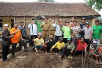 PERESMIAN.Wakil Bupati Garut dr Helmi Poto bersama usai melakukan peletakan batu pertama Pembangunan Madrasah Al Jihad di Kampung Lemburpanjang, Desa Cimaragas, Kecamatan Pangatikan, Senin (30/5/2022).