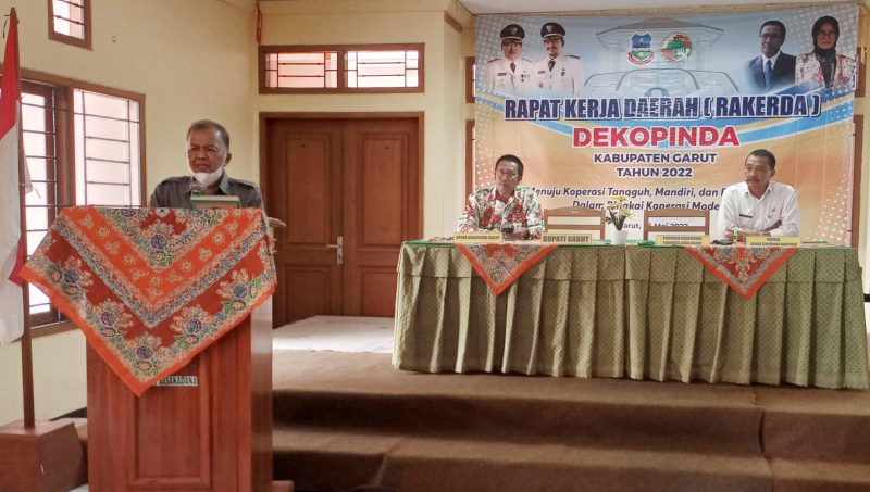 Ketua Dewan koperasi indonesia Daerah (Dekopinda) Wilayah Jawa Barat Dr Drs H Mustopa Djamaludin MSI saat memberikan Sambutan pada Rapat Kerja Daerah (Rakerda) Tahun 2022 Dekopinda Garut, Rabu (25/5/2022)