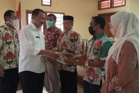 Kepala Dinas Koperasi dan UMKM Kabupaten Garut Ir Suhartono, meyerahkan Piagam penghargaan dalam Rapat Kerja Daerah (Rakerda) Dekopinda Garut Tahun 2022