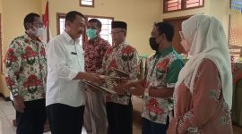 Kepala Dinas Koperasi dan UMKM Kabupaten Garut Ir Suhartono, meyerahkan Piagam penghargaan dalam Rapat Kerja Daerah (Rakerda) Dekopinda Garut Tahun 2022