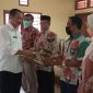 Kepala Dinas Koperasi dan UMKM Kabupaten Garut Ir Suhartono, meyerahkan Piagam penghargaan dalam Rapat Kerja Daerah (Rakerda) Dekopinda Garut Tahun 2022