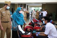 TP PKK) bersama Palang Merah Indonesia (PMI) Kabupaten Garut melaksanakan Kegiatan Donor Darah dalam Rangka Hari Perlindungan Anak Internasional Tingkat Kabupaten Garut di Gedung Islamic Center, Jalan Pramuka, Kabupaten Garut, Senin (30/5/2022)