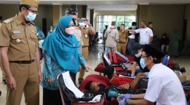 TP PKK) bersama Palang Merah Indonesia (PMI) Kabupaten Garut melaksanakan Kegiatan Donor Darah dalam Rangka Hari Perlindungan Anak Internasional Tingkat Kabupaten Garut di Gedung Islamic Center, Jalan Pramuka, Kabupaten Garut, Senin (30/5/2022)