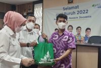 BAGIKAN. Kepala BPJS Ketenagakerjaan Cabang Garut Fajar Akhmadi bersama Kepala Dinas Tenaga Kerja dan Transmigrasi (Disnakertrans) Kabupaten Garut Hj Erna Sugiarti, S.E., M.M membagikan paket sembako kepada perwakilan perusahaan dan dalam peringatan mayday 2022 di Kantor Disnakertrans), Rabu (25/5/2022).