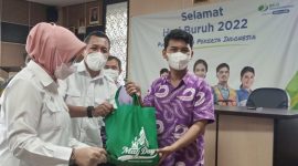 BAGIKAN. Kepala BPJS Ketenagakerjaan Cabang Garut Fajar Akhmadi bersama Kepala Dinas Tenaga Kerja dan Transmigrasi (Disnakertrans) Kabupaten Garut Hj Erna Sugiarti, S.E., M.M membagikan paket sembako kepada perwakilan perusahaan dan dalam peringatan mayday 2022 di Kantor Disnakertrans), Rabu (25/5/2022).