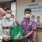 BAGIKAN. Kepala BPJS Ketenagakerjaan Cabang Garut Fajar Akhmadi bersama Kepala Dinas Tenaga Kerja dan Transmigrasi (Disnakertrans) Kabupaten Garut Hj Erna Sugiarti, S.E., M.M membagikan paket sembako kepada perwakilan perusahaan dan dalam peringatan mayday 2022 di Kantor Disnakertrans), Rabu (25/5/2022).