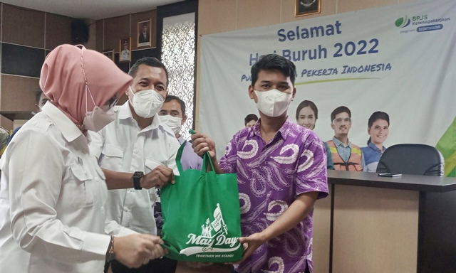 BAGIKAN. Kepala BPJS Ketenagakerjaan Cabang Garut Fajar Akhmadi bersama Kepala Dinas Tenaga Kerja dan Transmigrasi (Disnakertrans) Kabupaten Garut Hj Erna Sugiarti, S.E., M.M membagikan paket sembako kepada perwakilan perusahaan dan dalam peringatan mayday 2022 di Kantor Disnakertrans), Rabu (25/5/2022).