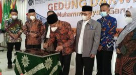 Ketua Umum Pimpinan Pusat (PP) Muhammadiyah Prof. KH. Haedar Nashir, MSi. Menandatangani Prasasti Pada Persemian Gedung Dakwah Muhammadiyah Garut di Jalan Pembangunan Nomor 155 Tarogong Kidul Garut, Sabtu (28 /05/2022).