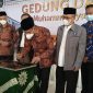 Ketua Umum Pimpinan Pusat (PP) Muhammadiyah Prof. KH. Haedar Nashir, MSi. Menandatangani Prasasti Pada Persemian Gedung Dakwah Muhammadiyah Garut di Jalan Pembangunan Nomor 155 Tarogong Kidul Garut, Sabtu (28 /05/2022).