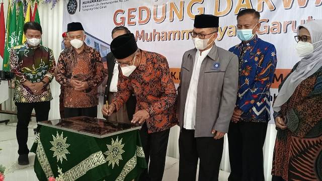 Ketua Umum Pimpinan Pusat (PP) Muhammadiyah Prof. KH. Haedar Nashir, MSi. Menandatangani Prasasti Pada Persemian Gedung Dakwah Muhammadiyah Garut di Jalan Pembangunan Nomor 155 Tarogong Kidul Garut, Sabtu (28 /05/2022).