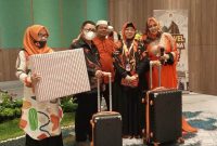 Direktur Utama PT. JGrup Amanah Wisata yang menaungi JTravel, Hj Cucum Sumirat menyerahkan doorprize saat acara roadshow JTravel Rindu Baitullah di Garut, Minggu (26/6/2022)