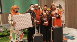 Direktur Utama PT. JGrup Amanah Wisata yang menaungi JTravel, Hj Cucum Sumirat menyerahkan doorprize saat acara roadshow JTravel Rindu Baitullah di Garut, Minggu (26/6/2022)