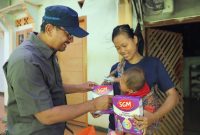 Wakil Bupati Garut, dr. Helmi Budiman, memberikan makanan tambahan kepada salah satu balita yang ada di Desa Karangwangi, Kecamatan Mekarmukti, Kabupaten Garut, Selasa (21/6/2022). 