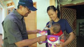 Wakil Bupati Garut, dr. Helmi Budiman, memberikan makanan tambahan kepada salah satu balita yang ada di Desa Karangwangi, Kecamatan Mekarmukti, Kabupaten Garut, Selasa (21/6/2022). 