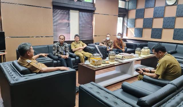 Pelaksanaan audiensi terkait Pelaksanaan Program Merdeka Belajar ke-17 (MB-17) Revitalisasi Bahasa dan Sastra Daerah, yang dilaksanakan di Kantor Bupati Garut, Jalan Pembangunan, Kecamatan Tarogong Kidul, Kabupaten Garut, Senin (6/6/2022)