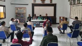 Bupati Garut, Rudy Gunawan, melaksanakan rapat terbatas (ratas) bersama Forum Koordinasi Pimpinan Kecamatan (Forkopimcam) Singajaya, di Kantor Kecamatan Singajaya, Kabupaten Garut, Selasa (14/6/2022).