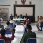 Bupati Garut, Rudy Gunawan, melaksanakan rapat terbatas (ratas) bersama Forum Koordinasi Pimpinan Kecamatan (Forkopimcam) Singajaya, di Kantor Kecamatan Singajaya, Kabupaten Garut, Selasa (14/6/2022).