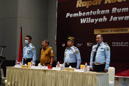 Bupati Garut, Rudy Gunawan, memberikan sambutan dalam acara Kegiatan Kerja Sama Operasional Program Jaminan Sosial BPJS Ketenagakerjaan, yang dilaksanakan di Ballroom Hotel Harmoni, Jalan Cipanas Baru, Kecamatan Tarogong Kaler, Kabupaten Garut, Senin (13/6/2022).