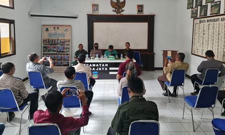 Bupati Garut, Rudy Gunawan, melaksanakan rapat terbatas (ratas) bersama Forum Koordinasi Pimpinan Kecamatan (Forkopimcam) Singajaya, di Kantor Kecamatan Singajaya, Kabupaten Garut, Selasa (14/6/2022).