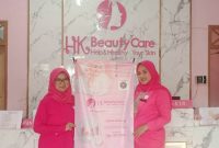 TUNJUKAN. Marketing HK Beauty Care sedang menunjukan Promo potongan harga untuk perawatan wajah