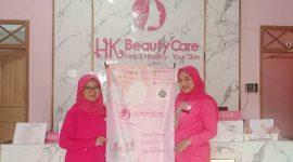 TUNJUKAN. Marketing HK Beauty Care sedang menunjukan Promo potongan harga untuk perawatan wajah