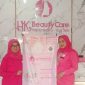 TUNJUKAN. Marketing HK Beauty Care sedang menunjukan Promo potongan harga untuk perawatan wajah