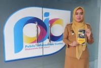 Kabid IKP Diskominfo Garut, Yeni Yunita, menunjukan brosur M-Paspor di Ruang PIC, Jalan Pembangunan, Kecamatan Tarogong Kidul, Kabupaten Garut, Senin (6/6/2022).