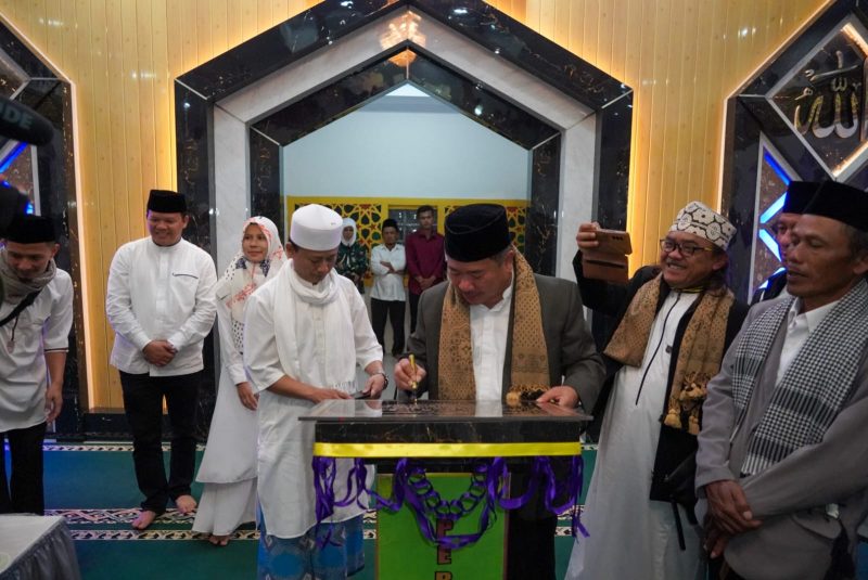 Bupati Garut, Rudy Gunawan, meresmikan Masjid Al - Ihsan yang berlokasi di Kampung Campaka, Desa Sirnagalih, Kecamatan Bayongbong, Kabupaten Garut, Senin (6/6/2022).